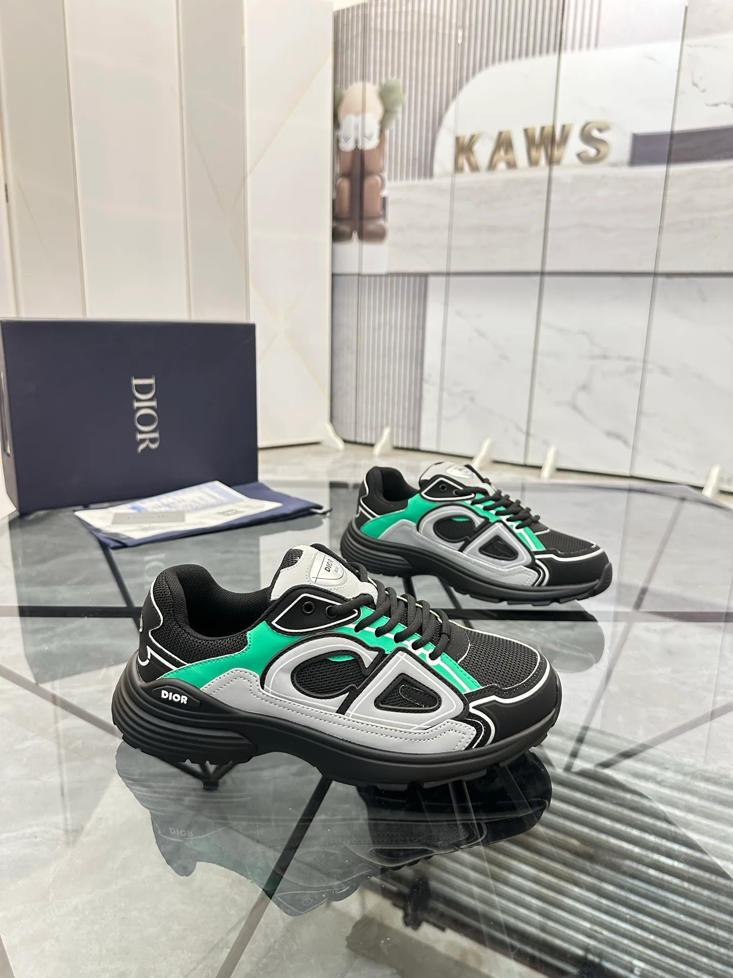 Men's shoes: 💰P400¥ Available in Guangzhou Product trademark: Dior* "Dior*" low-top casual shoes Regular size: 35-46 (can be customized to 47) Couple style Product materials: Upper imported cowhide stitched with original fabric, breathable lining, ultra-light foam original outsole. No.: 007
